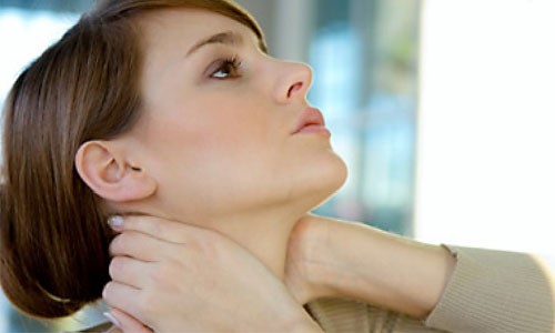 دیسک گردن چه علائمی دارد و افراد از طریق چه نشانه هایی این بیماری را تشخیص می دهند؟