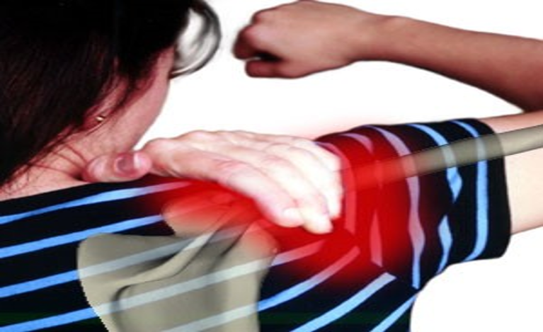 به چه دلایلی در ناحیه شانه درد به وجود می‌آید؟